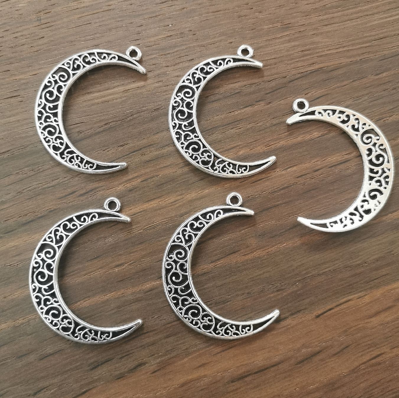 Ciondoli: Mond Anhänger, silberfarben, 5 Stk. – Nuovo (secondo la descrizione) da Obergerlafingen venduto da Sigus