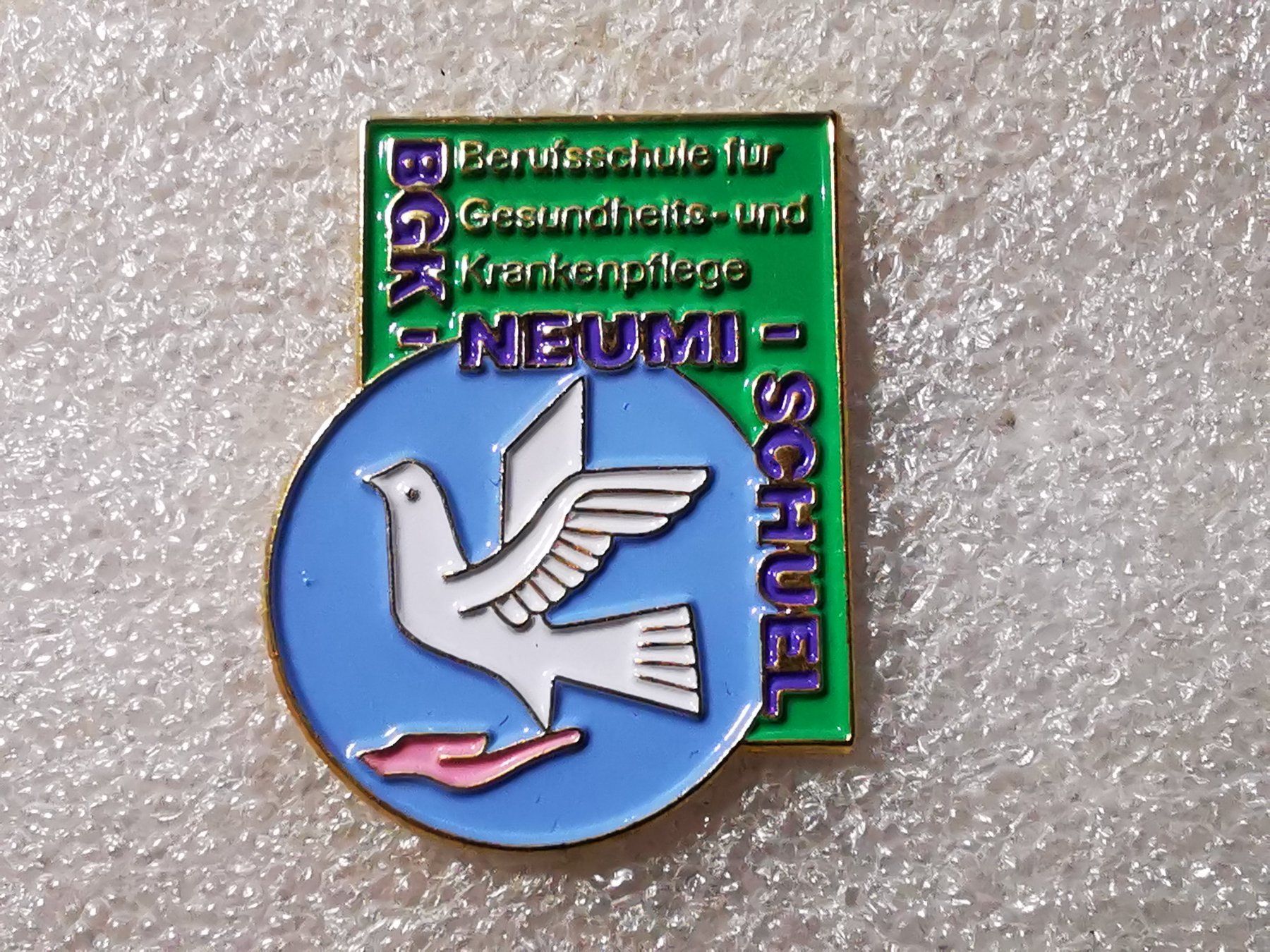 Plaketten & Abzeichen: Ansteckpin 35: BGK Neumi Schuel – Gebraucht aus Oppligen von Pin-Fall-Shop