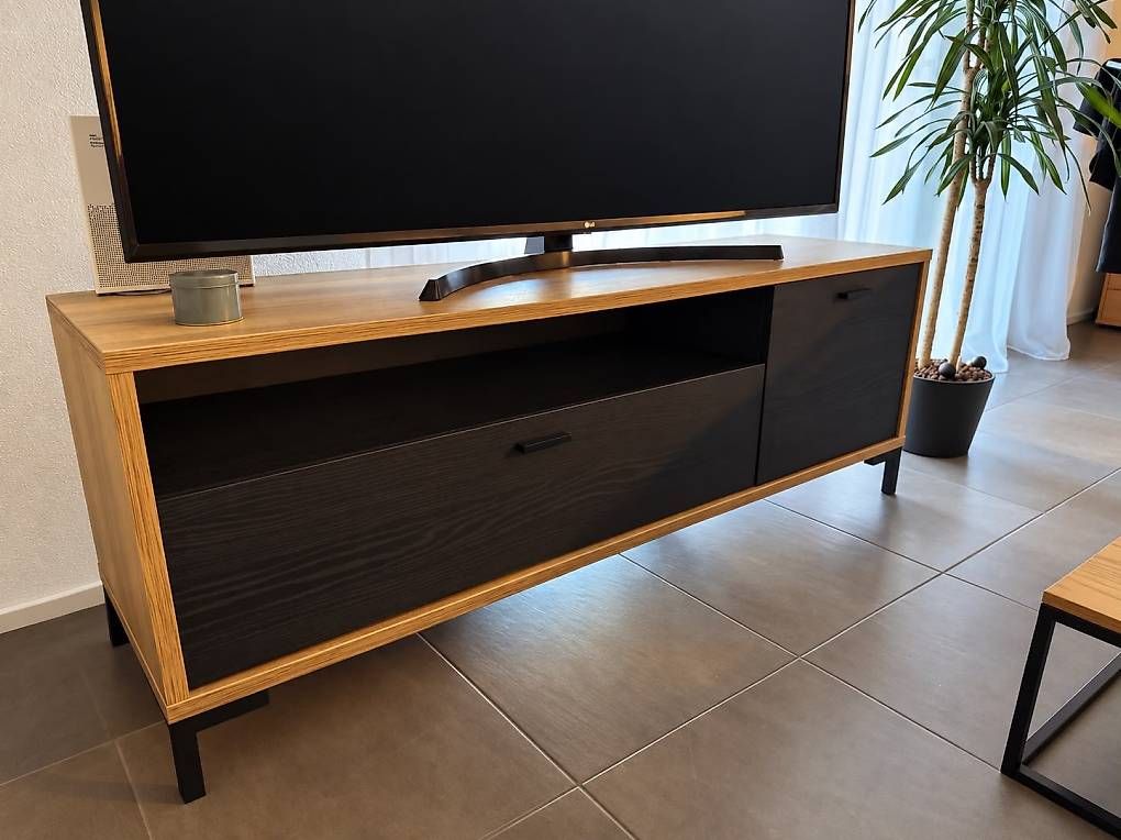 Interio TV Möbel: Modernes TV-Möbel Interio  Eichenoptik / Schwarz – Gebraucht aus Hendschiken von gxv12 1
