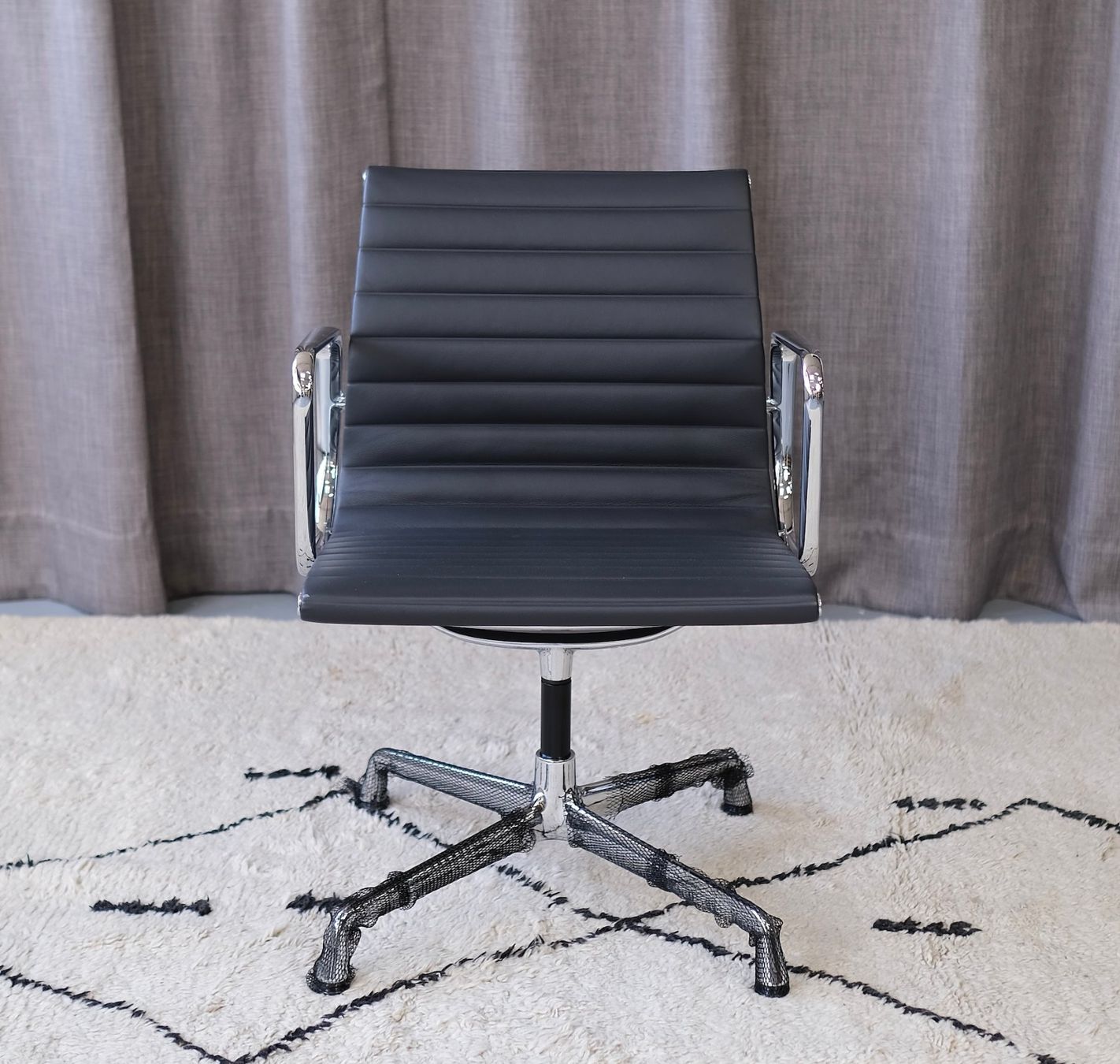 Vitra Sedie: Vitra EA 108 Aluminium chair Eames – Usato da Bern venduto da Zmodern_CON 3