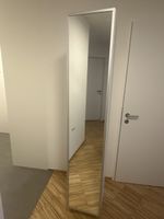 Schmaler Schrank mit Spiegel und Regalfächern weiss