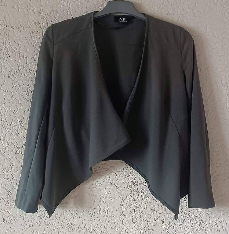 Jacken: Taille 34 Blazer asymétrique khaki class – Gebraucht aus La Chaux-de-Fonds von jen_h95m 4