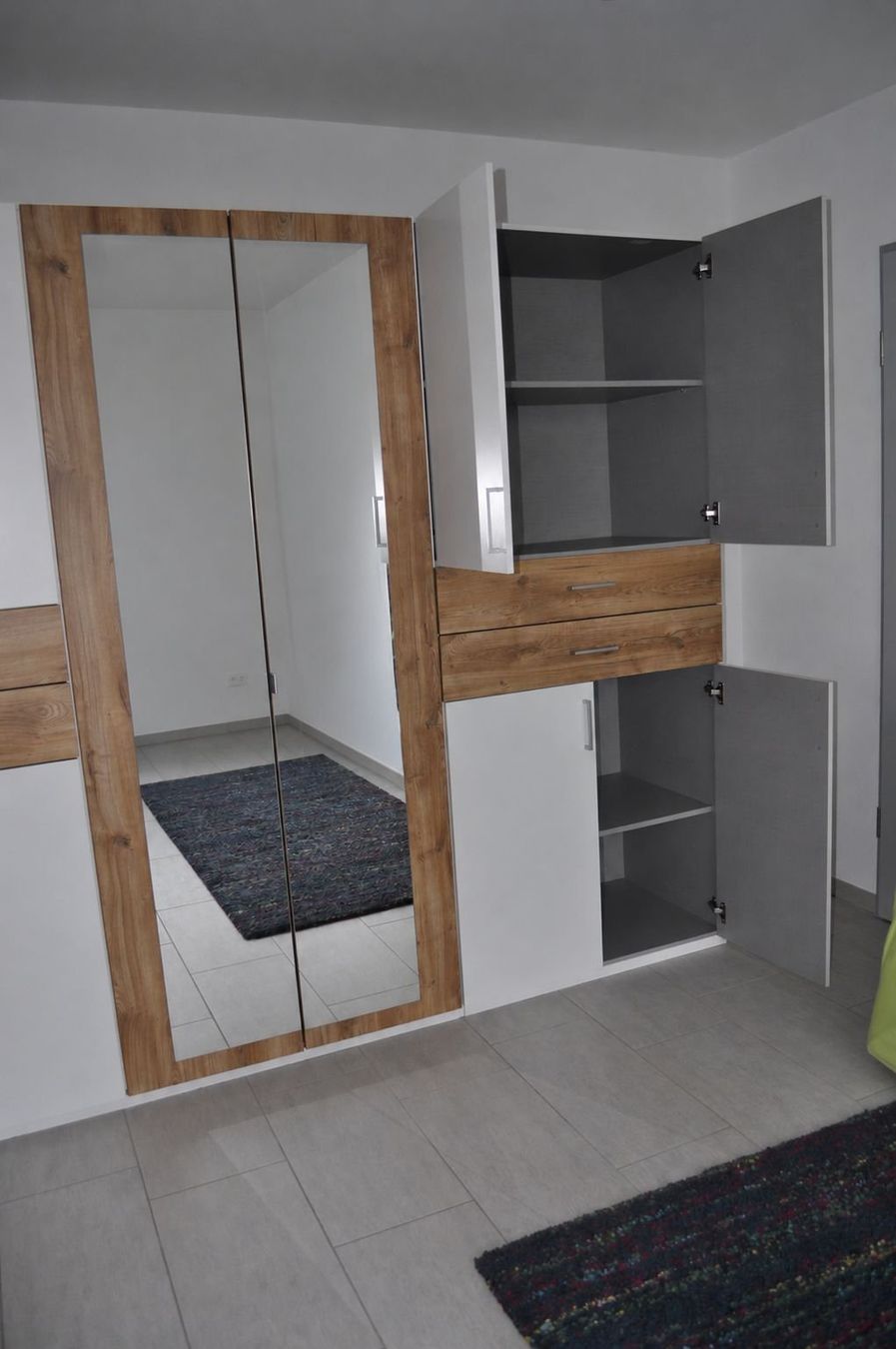 Schränke: Kleiderschrank guter Zustand – Gebraucht aus Mollis von Chesney 1