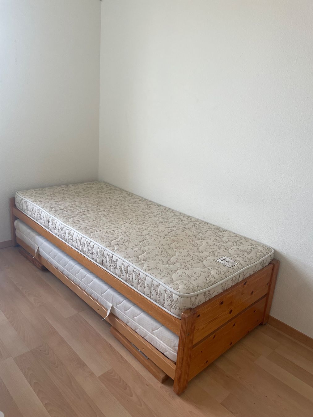 Lits: Bett mit Ausziehbett – D'occasion à Birsfelden par Dudelndes