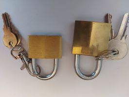2 Vorhängeschlösser Messing mit Schlüsseln, gebraucht