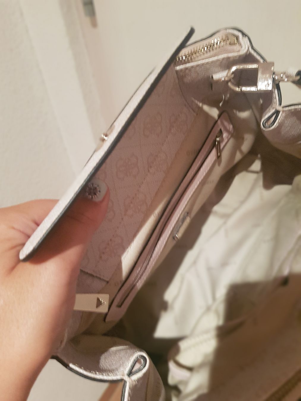 Guess Taschen für Damen: Damen Guess Tasche – Gebraucht aus Zihlschlacht von Sun25 5