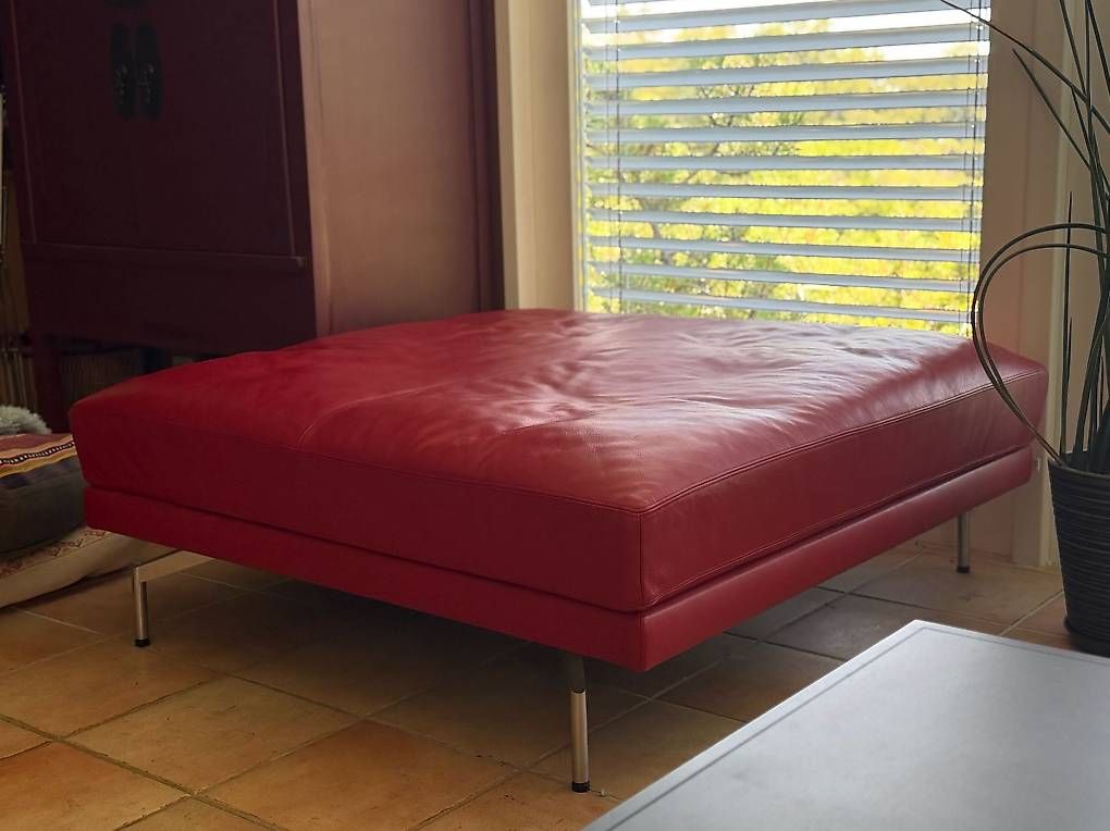 Hocker: Sitzmöbel quadratisch, rotes Leder – Gebraucht aus Biel/Bienne von vese30