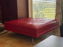 Sitzmöbel quadratisch, rotes Leder