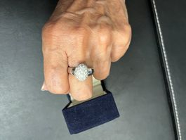 Spezieller Weissgoldring 750 mit kleinen Brillis Gr. 53