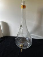 Grosse, leere Grappa-Flasche mit mit Hänchen