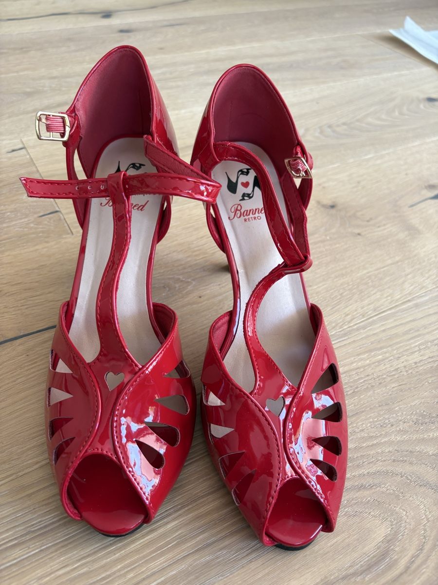 Scarpe da donna: Rote retro Pumps mit Kirschen, Grösse 40, 1x getragen – Usato da Muntelier venduto da a_g_6bw2