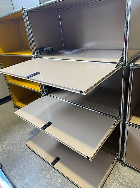 USM Scaffali: USM Haller Sideboard NEU, beige mit 3 Klappen. – Nuovo (secondo la descrizione) da Lenzburg venduto da Buerokonz 2