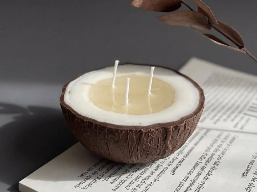 Candele: Handgefertigte Kokosnuss-Kerze – Nuovo e nell'imballaggio originale da Hitzkirch venduto da Espelma 1