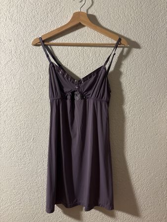 Nuisette femme couleur violette taille unique bon état