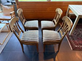 4 Stuehle Holz mit Stoffbezug gebraucht guter Zustand