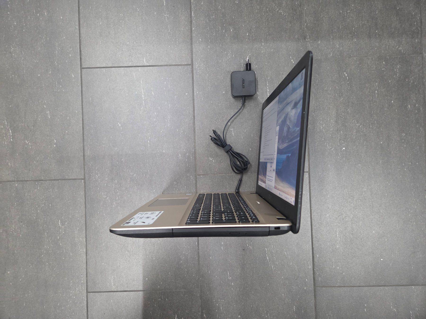 Asus Notebooks: 15.7" ASUS i3 Notebook, 250GB SSD ***PORTOFREI*** – Gebraucht aus Landquart von Chrigi88 2