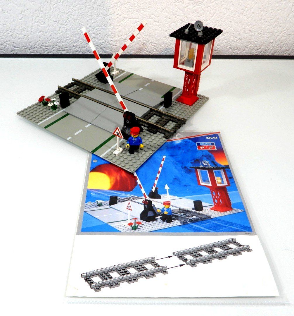Lego Baukästen: LEGO EISENBAHN 4539 BAHNÜBERGANG 9 VOLT – Gebraucht aus Turbenthal von Ddanuh
