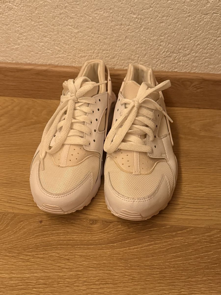 Nike Chaussures femmes: Nike Turnschuhe Weiss – D'occasion à Bolligen par lee_orange 1