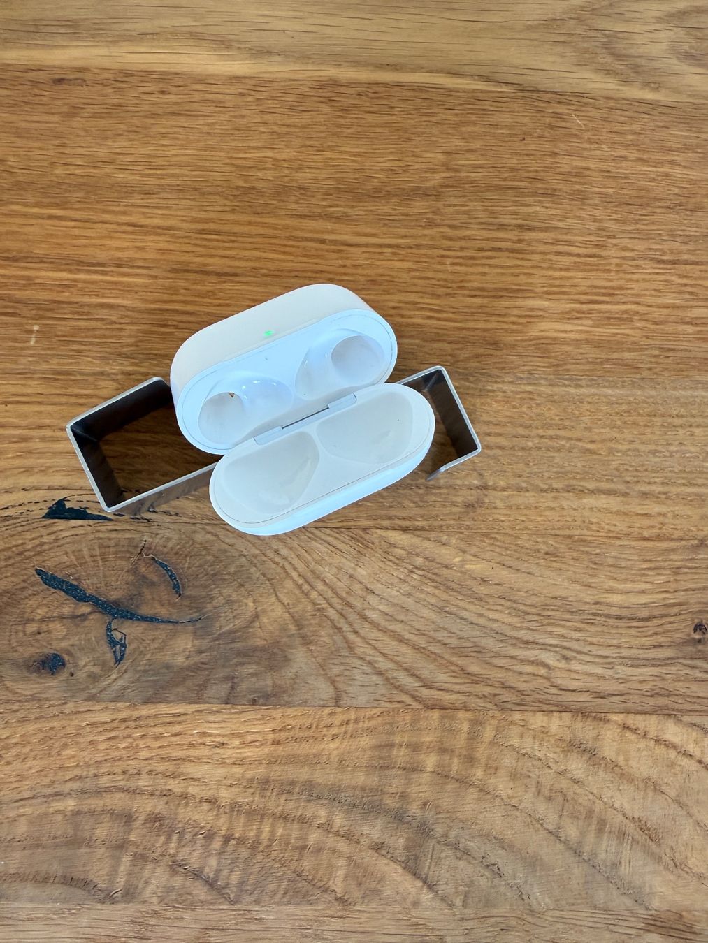 Apple Cuffie: APPLE AirPods 4 Charging Case ANC – Usato da Lausanne venduto da Nine1982 2