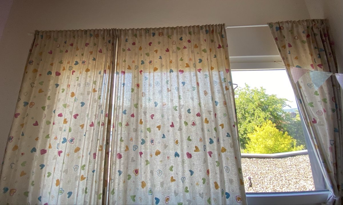 Tende: Kinderzimmer Gardine mit bunten Herzen – Usato da Hägendorf venduto da DonTinel 2