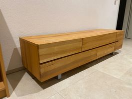 Schönes TV-Möbel aus massiver Kernbuche