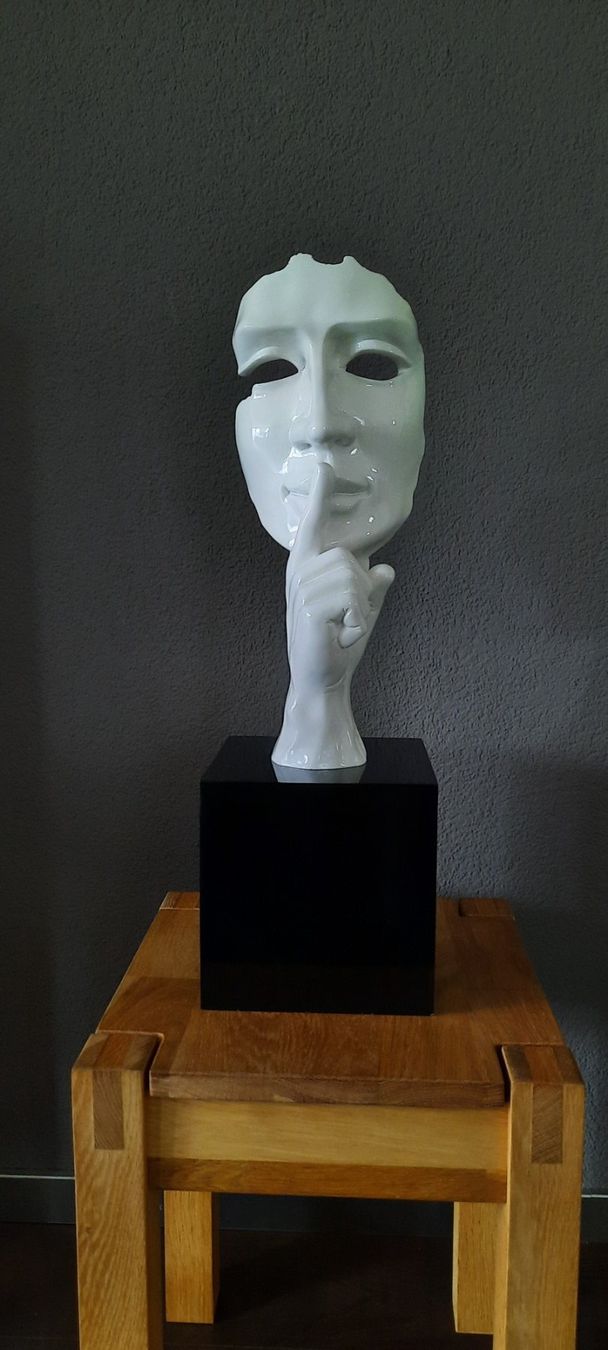 Skulpturen & Statuen: Maske aus Gips auf Holzsockel – Gebraucht aus Thun von Beathun