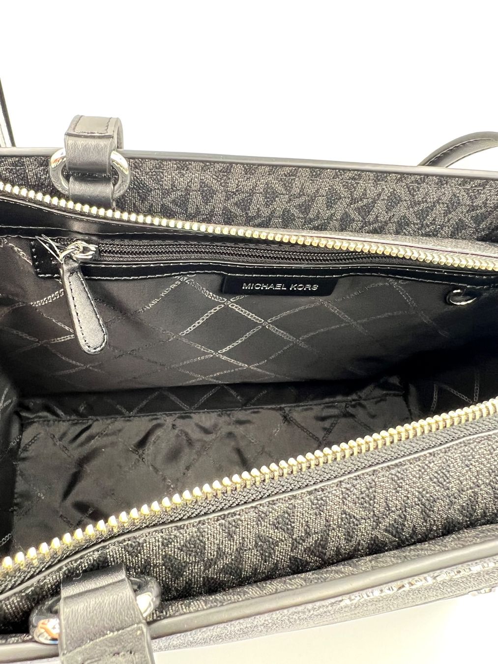 Michael Kors Borse da donna: Michael Kors Tasche black mit silber Knöpfe – Nuovo e nell'imballaggio originale da Wiedlisbach venduto da Sistershop 4
