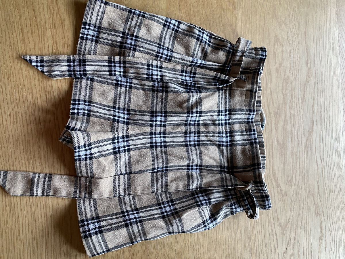 Stradivarius Pantaloni: Short Stradivarius carreaux beige taille S – Usato da Aigle venduto da Celina28 1