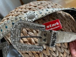 Gurt mit Modul aus Metall und Steine
