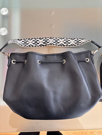 Schwarze Handtasche mit Muster und Kosmetiktasche!