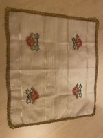 Handgemachtes Deckchen, creme/gold, mit Rosenmuster