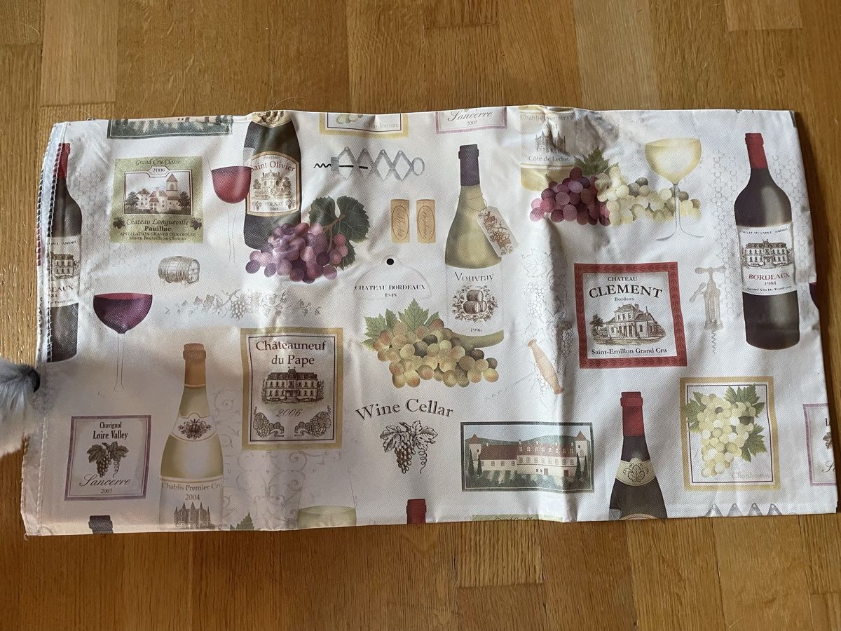 Altra biancheria da tavola: Wine vinyl tablecloth "Wine Cellar".. Beautiful wine moti – Nuovo e nell'imballaggio originale da Buttikon SZ venduto da trzurigo