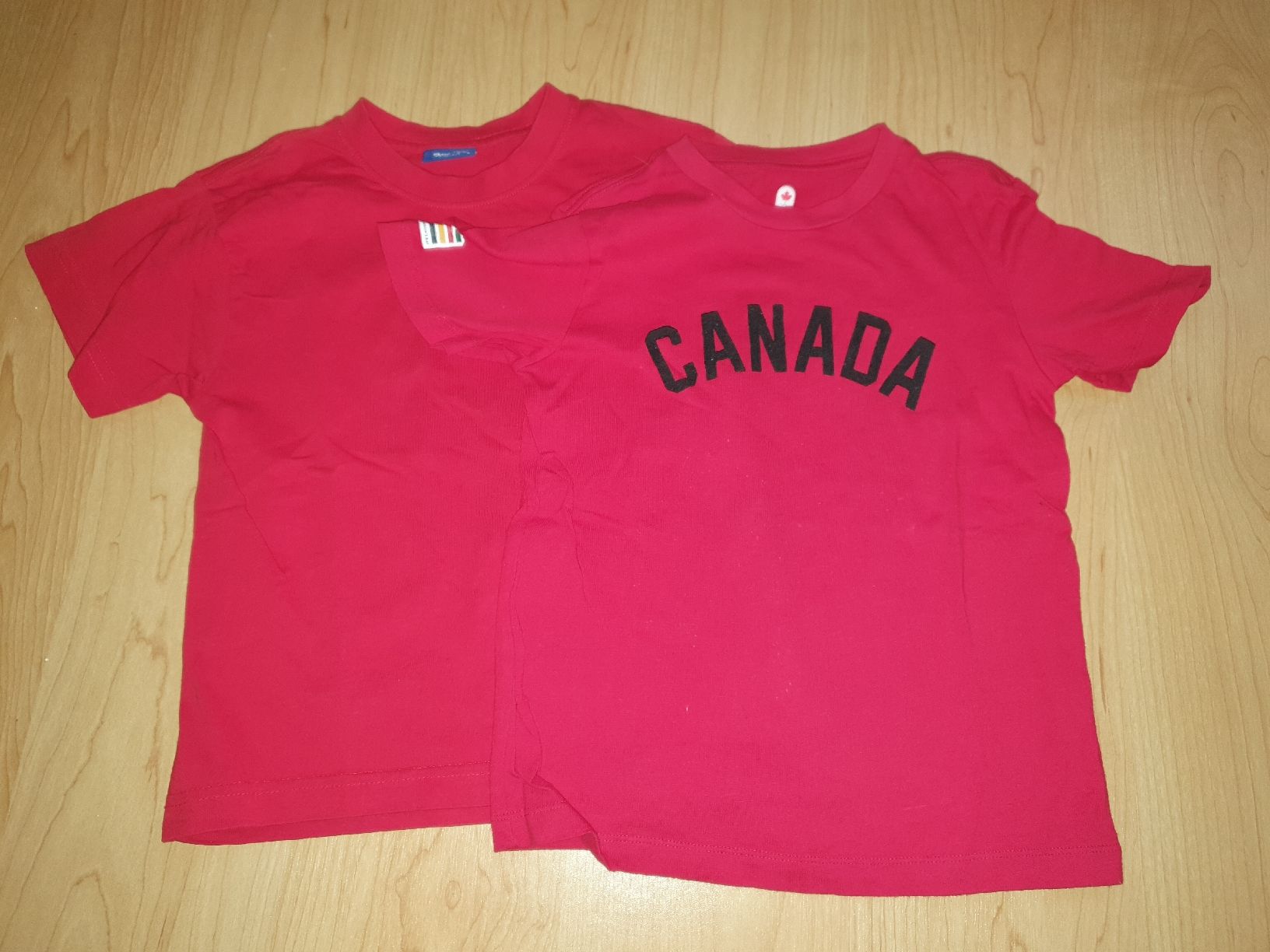 Lotti & Set di vestiti: 2 rote T-Shirts Grösse 116 – Usato da Uetendorf venduto da Judi80