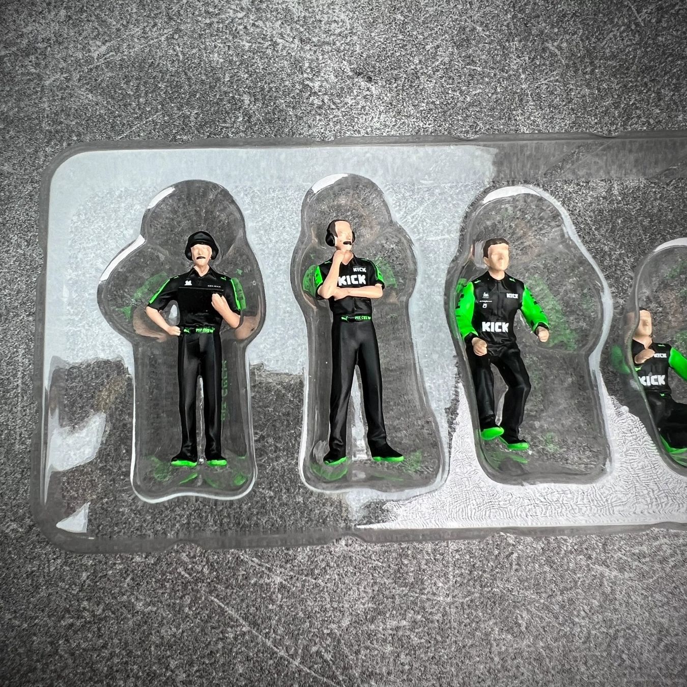 Statuette: Formel 1 Figuren Set Pitcrew Sauber Kick 1:43 – Nuovo e nell'imballaggio originale da Wetzikon ZH venduto da tuningschmiede 2