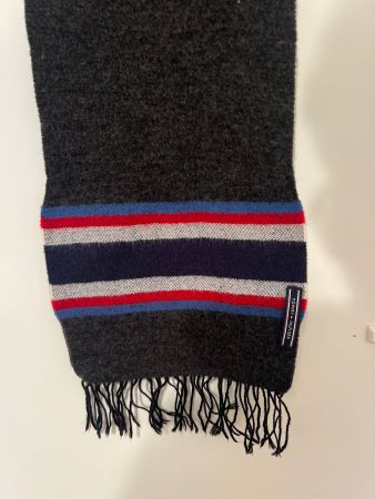 Sciarpa Tommy Hilfiger in lana grigio scuro a righe frange