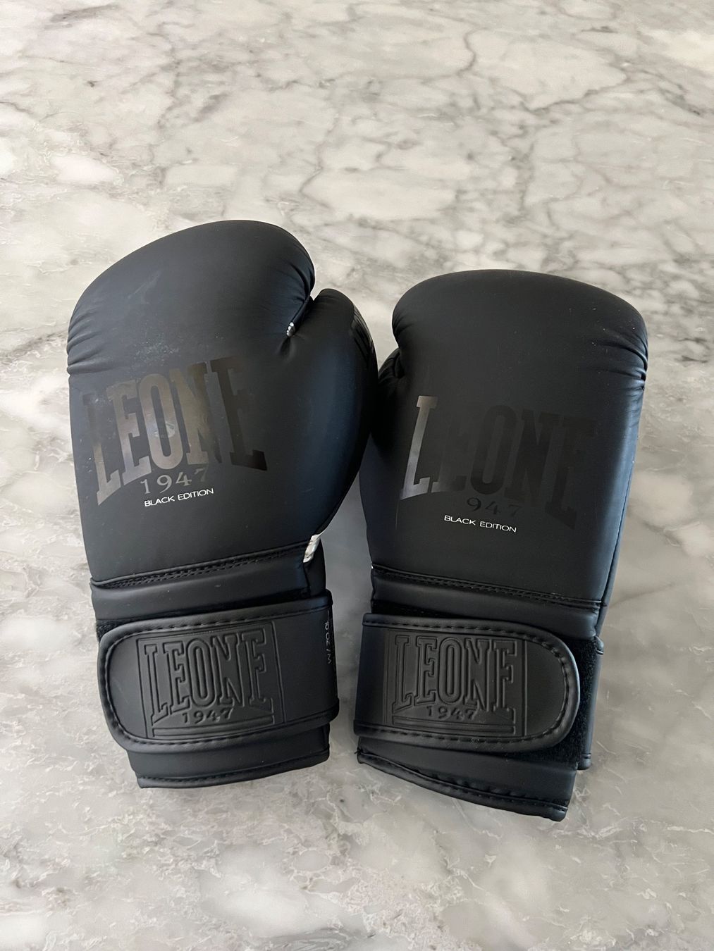 Guanti & manicotti: Boxhandschuhe Leone Black Small Hand 10 OZ – Usato da Hünenberg See venduto da mississauga