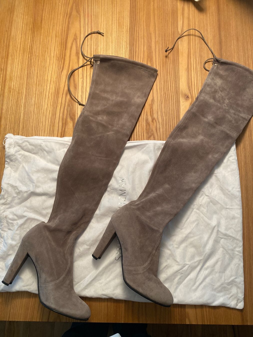 Stuart Weitzman Chaussures femmes: Stuart Weitzmann Overknee Stiefel in grau – D'occasion à Urdorf par Ladivina 1