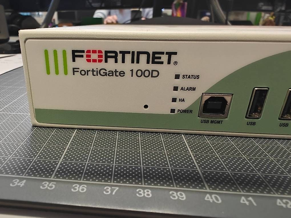 Firewall: Fortinet FortiGate FG-100D Firewall Security Appliance P1151 – Usato da Odogno venduto da Aron.Stocker