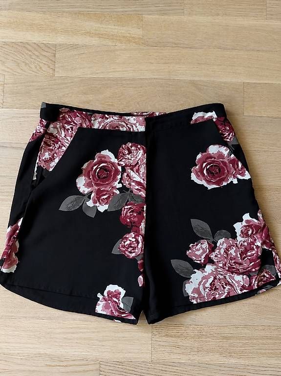 Pantalons: Schwarze Stoffshorts mit Blumenmuster – D'occasion à Effretikon par alicebrunner