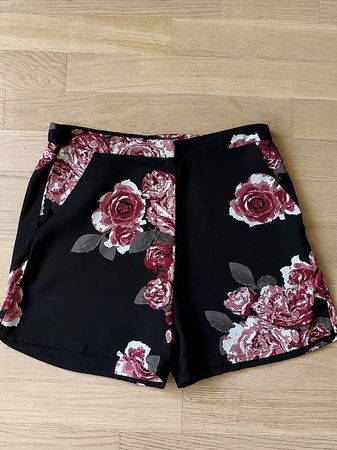 Schwarze Stoffshorts mit Blumenmuster