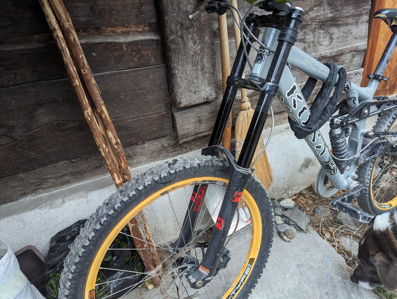 Kona Velos: Kona Stab deluxe Downhill Bike - Great for Summer Trails! 🚵 – Gebraucht aus Zermatt von rob_6wqx 1