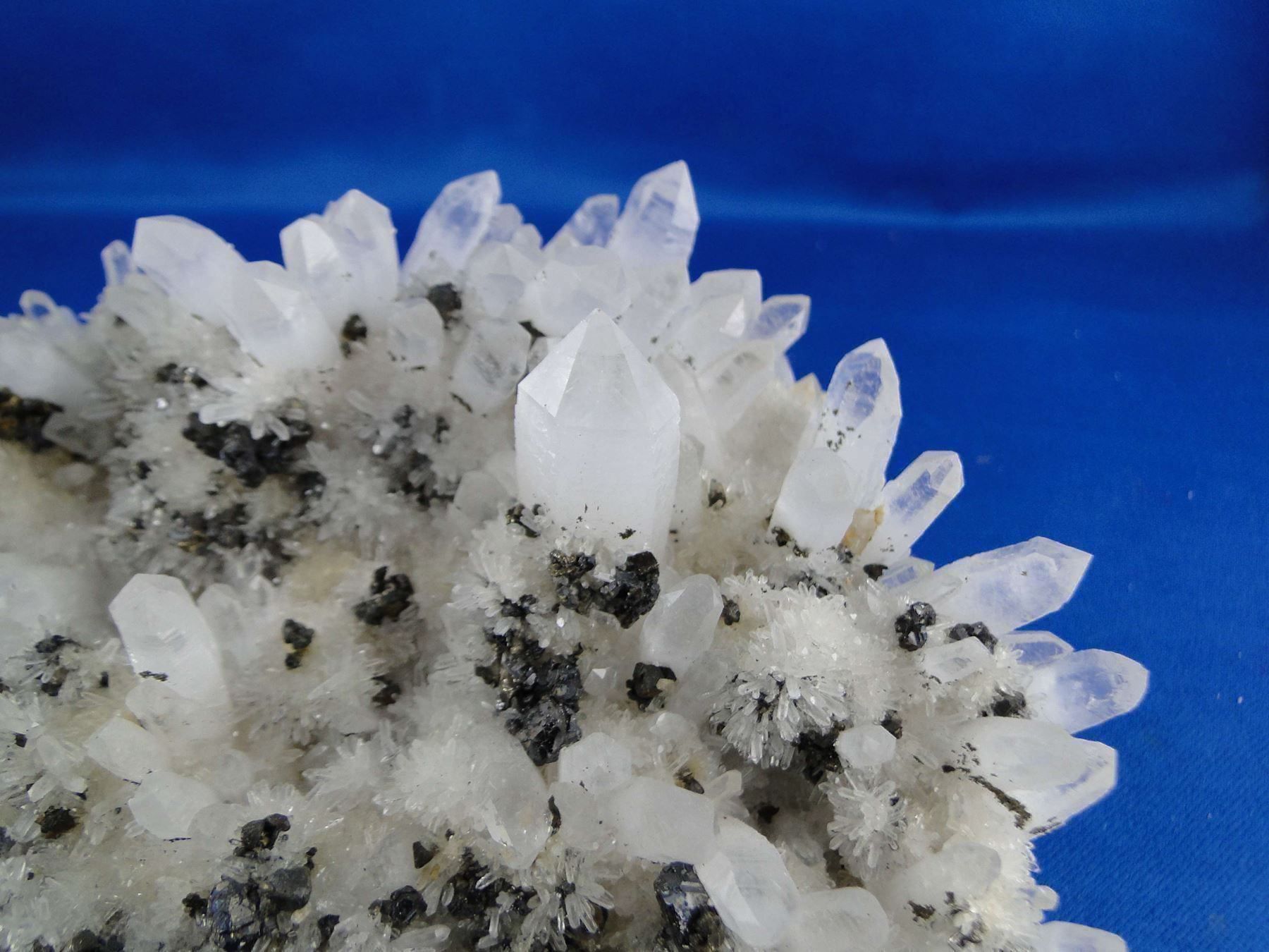 Minerali & Pietre curative: Bournonit mit Sphalerit auf Bergkristall – Usato da Schinznach Bad venduto da Demerald 1