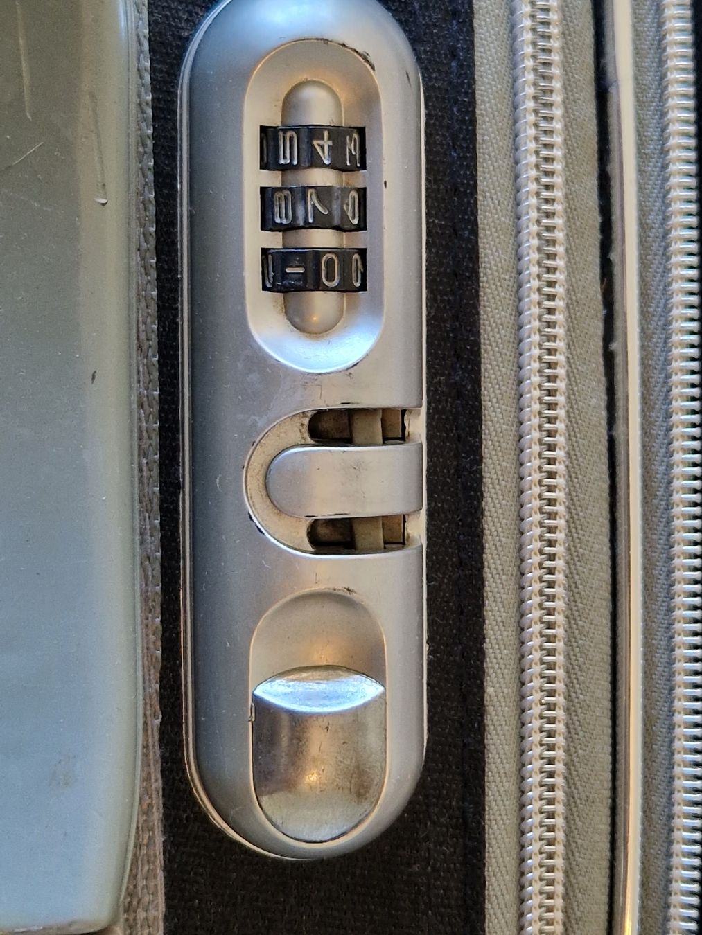 Valigie: Cabin Size Suitcase With Wheels, Compass, & Combinat lock – Usato da Wettingen venduto da mor_76q7 2