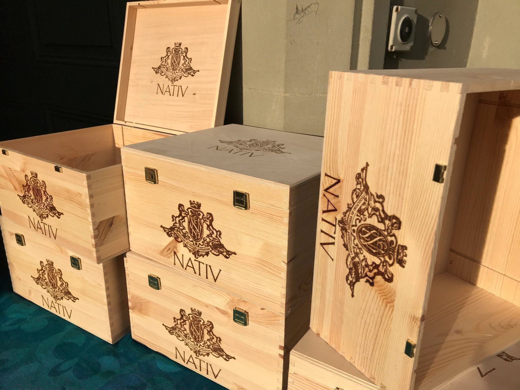 Altro: schöne Weinkiste mit Klappdeckel Nativ – Usato da Zürich venduto da atlantis77 5