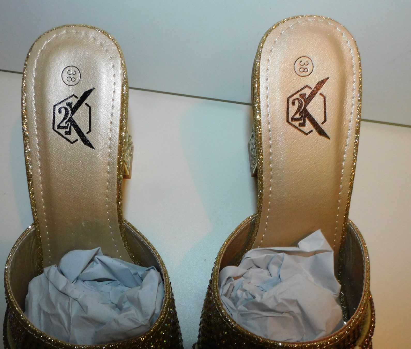 Damenschuhe: Pumps  mit passender Clutch Neu Gr 38 – Gebraucht aus Sursee von 76 4