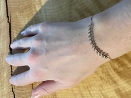 Bracelet doré et strass | Goldenes Armband mit Strasssteinen