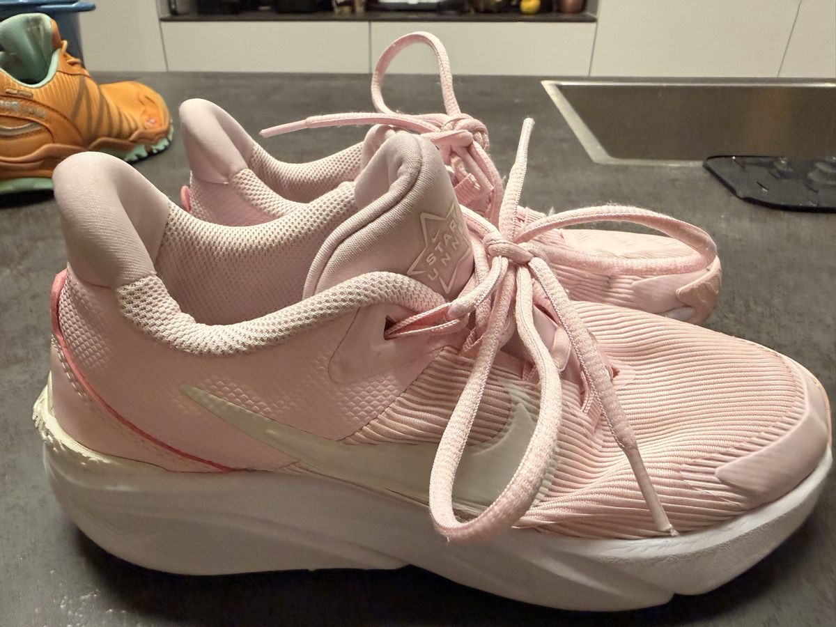 Nike Scarpe per ragazze: Nike Star Runner Trainers – Size 36 – Usato da Zollikerberg venduto da tet_hbw6 1