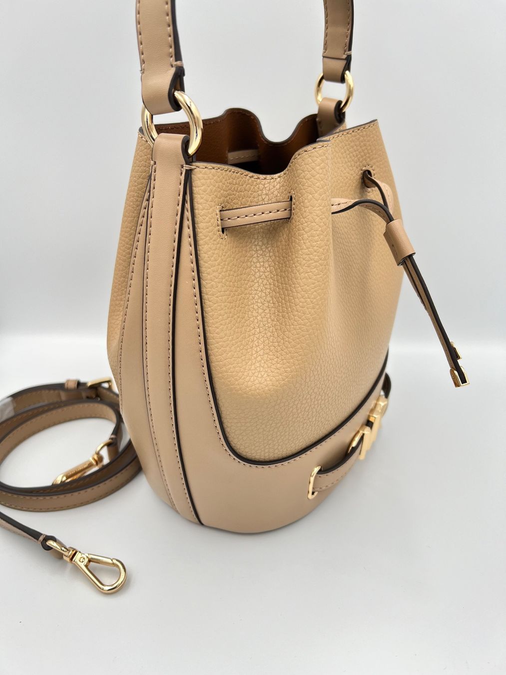 Michael Kors Borse da donna: Michael Kors Tasche reed bucket camel – Nuovo e nell'imballaggio originale da Wiedlisbach venduto da Sistershop 2