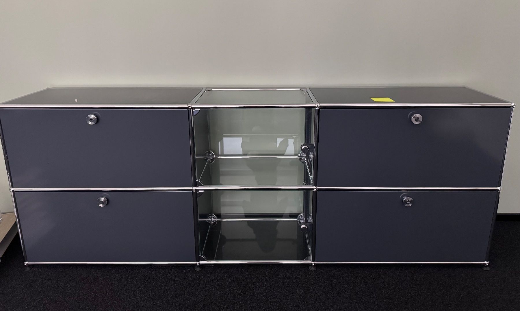 USM Scaffali: USM Haller Sideboard Anthrazit mit Glas – Usato da Diessenhofen venduto da Osio 3