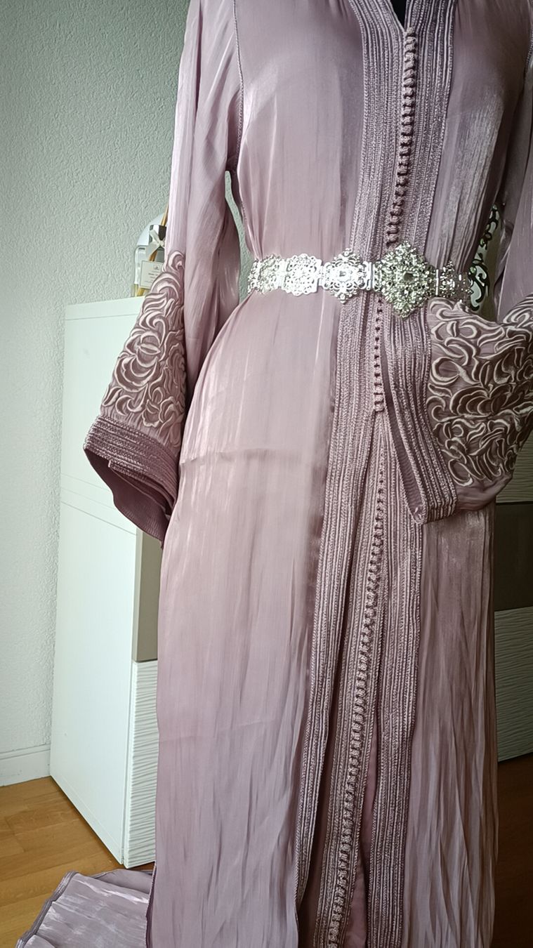 Vestiti: Robe caftan   violette taille M neuf  – Nuovo e nell'imballaggio originale da La Chaux-de-Fonds venduto da Luxary.25cachmirepro 2